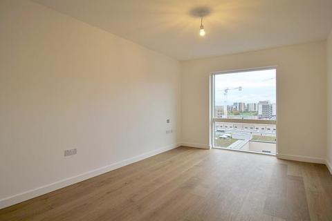 3 bedroom flat to rent, Javelin hosue Colindale gardens , London