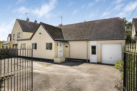 4 bedroom detached bungalow for sale, Park Close, Kirtlington, OX5