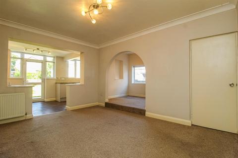 3 bedroom semi-detached house to rent, Torridon Road, Dewsbury WF12