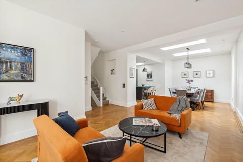 3 bedroom terraced house to rent, Eaton Mews North, Belgravia, London, SW1X.