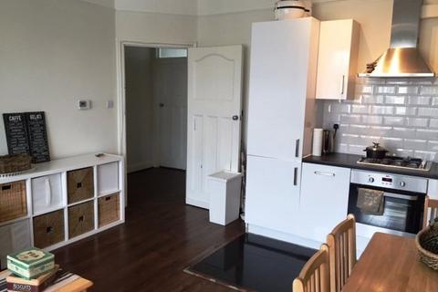 3 bedroom flat to rent, Normandy Avenue, Barnet EN5
