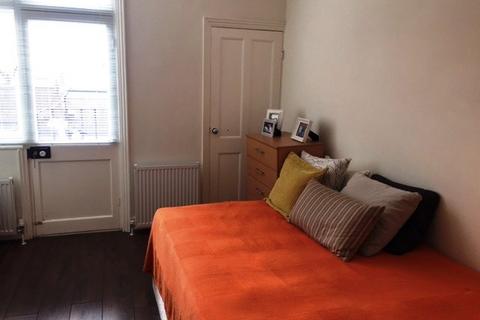 3 bedroom flat to rent, Normandy Avenue, Barnet EN5