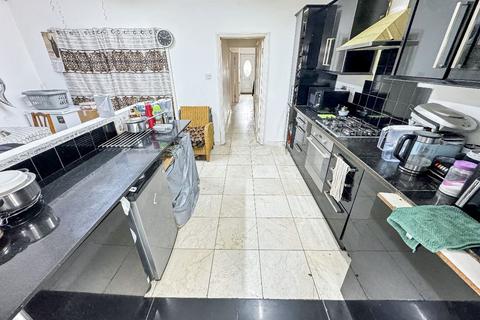 5 bedroom semi-detached house to rent, Hounslow TW5