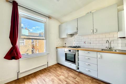 2 bedroom maisonette to rent, Garratt Lane, London, SW18 4DX