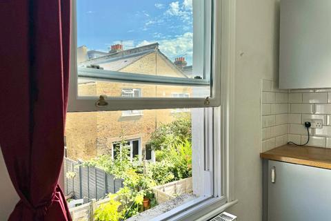 2 bedroom maisonette to rent, Garratt Lane, London, SW18 4DX