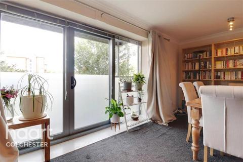 2 bedroom flat to rent, The Hythe