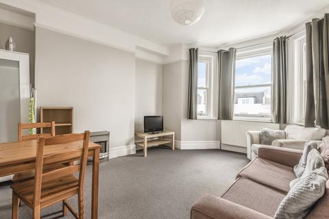 4 bedroom flat to rent, St. John's Hill London SW11