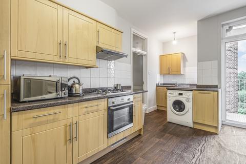 4 bedroom flat to rent, St. John's Hill London SW11