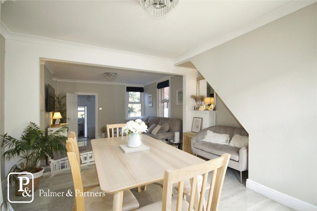 Pownall Crescent, Colchester, Essex, CO2 2 bed semidetached house for