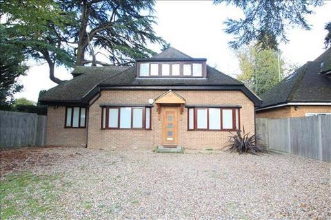 4 bedroom detached bungalow to rent, Newlands Close, Edgware, HA8