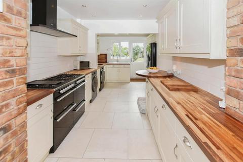 4 bedroom chalet for sale, Grandview Road, Thundersley