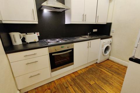 4 bedroom flat to rent, Brunswick Place, Edinburgh, EH7