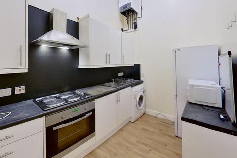 4 bedroom flat to rent, Brunswick Place, Edinburgh, EH7