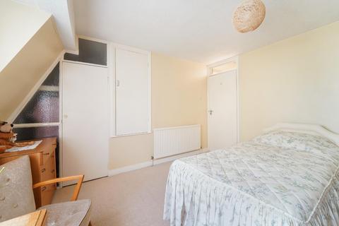18, Cheyne Court Park Road, Banstead, SM7 3BS