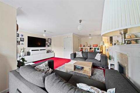 10 Burns Close, Carshalton, SM5 4PY
