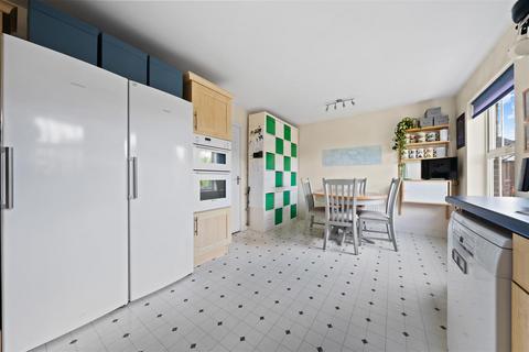 10 Burns Close, Carshalton, SM5 4PY