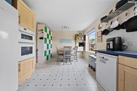 10 Burns Close, Carshalton, SM5 4PY