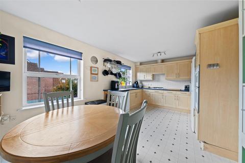 10 Burns Close, Carshalton, SM5 4PY