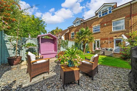 10 Burns Close, Carshalton, SM5 4PY