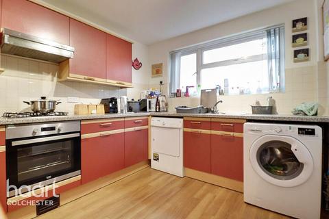 3 bedroom flat to rent, Rosalind Close, Colchester