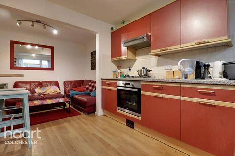 3 bedroom terraced house to rent, Rosalind Close, Colchester
