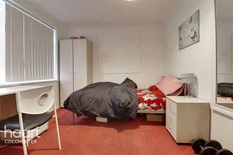 3 bedroom terraced house to rent, Rosalind Close, Colchester
