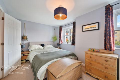 2 bedroom flat for sale, Glaisher Street, London.