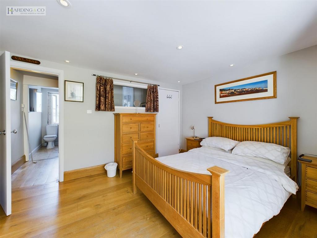Bedroom 1 .2.jpg