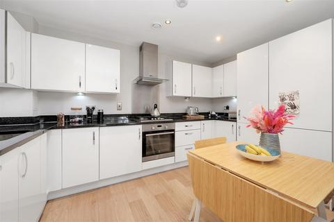 2 bedroom flat for sale, Flowers Close, London NW2