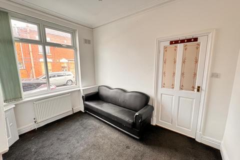 3 bedroom terraced house to rent, 37 Devana Road LE2 1PJ