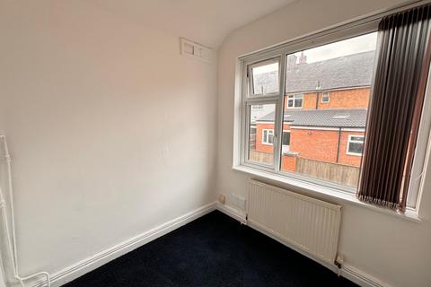 3 bedroom terraced house to rent, 37 Devana Road LE2 1PJ