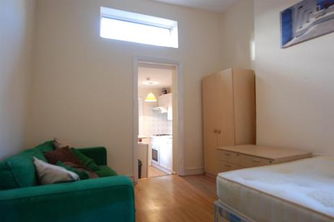 Studio to rent, Caledonian Road, London