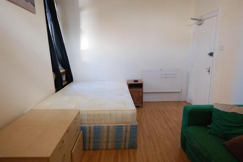 Studio to rent, Caledonian Road, London