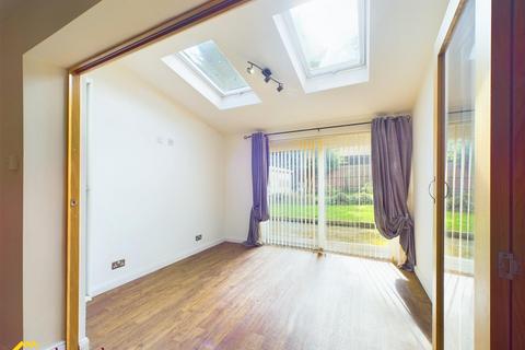 3 bedroom semi-detached house for sale, Chepstow Gardens, Banbury OX16