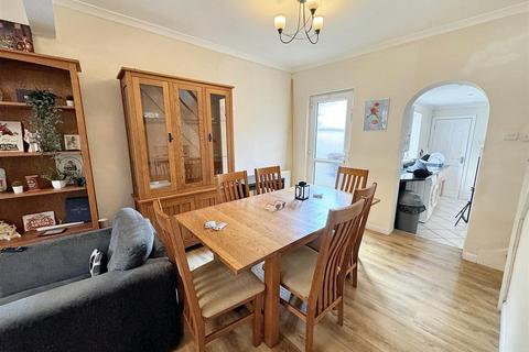8 Aldworth Road, London, E15 4DL