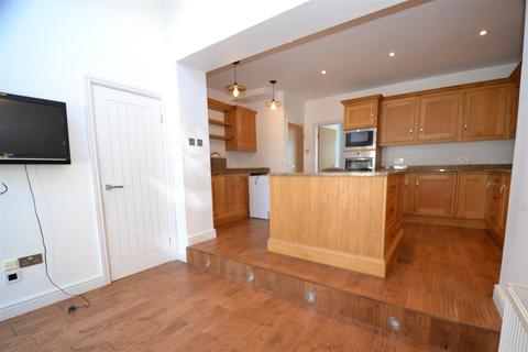 3 bedroom end of terrace house to rent, Ing Head Terrace, Halifax