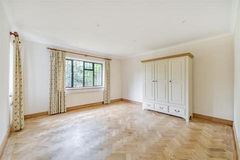 Kumasi Highfields, East Horsley, Leatherhead, KT24 5AA
