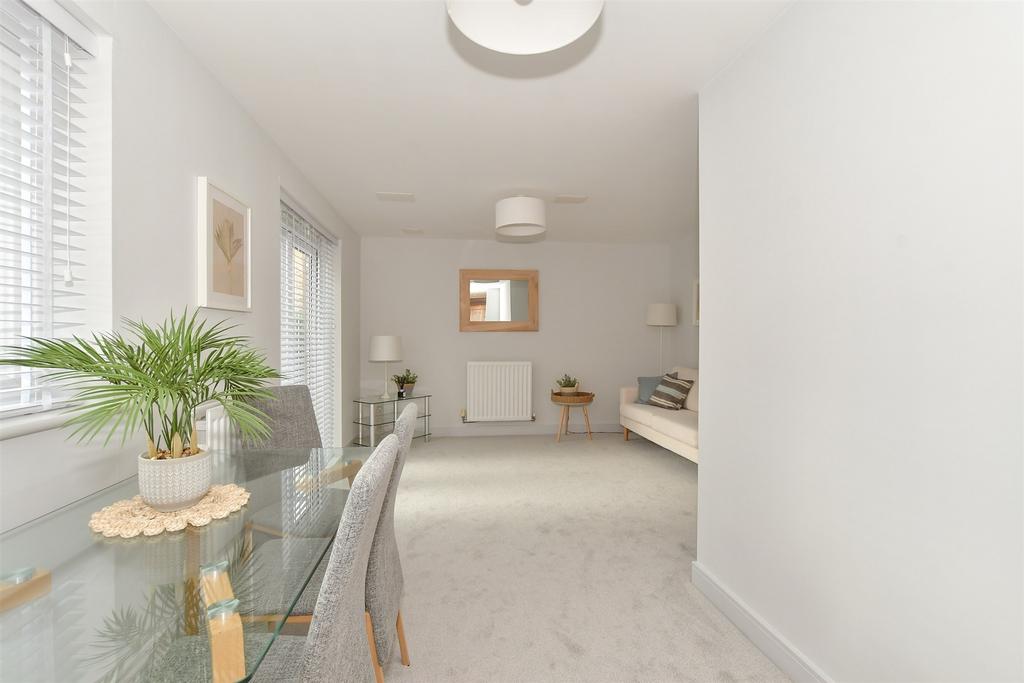 Lounge/Dining Area