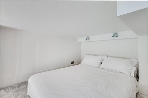 Studio to rent, Sinclair Gardens, London W14