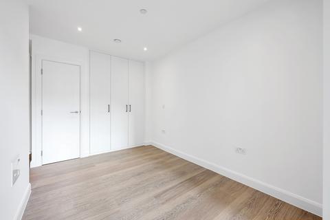 Studio to rent, , E16