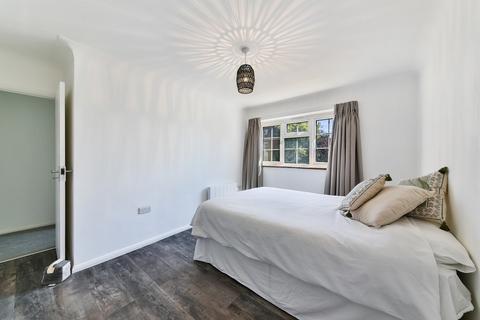 2 bedroom flat for sale, College Court, The Mall, Ealing W5