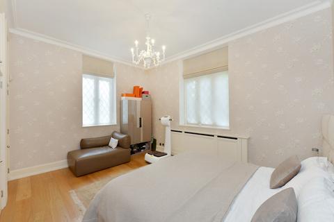 2 bedroom apartment to rent, Kensington Green, Kensington W8