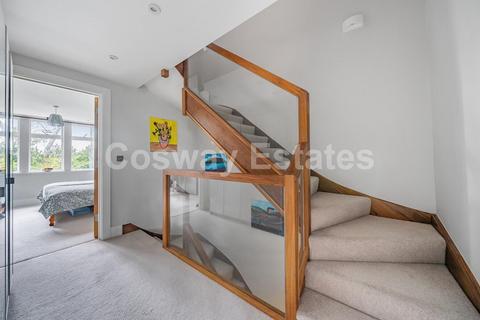 2 Wildernesse Close, Edgware, HA8 9GP