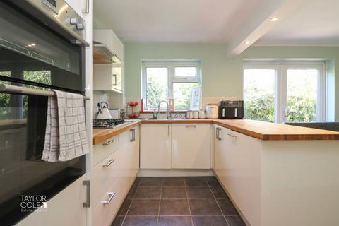 27 Cheviot, Wilnecote, Tamworth, B77 4JP
