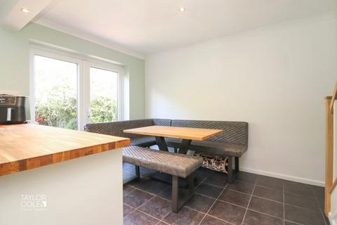 27 Cheviot, Wilnecote, Tamworth, B77 4JP