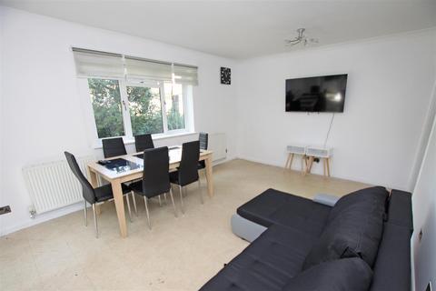 2 bedroom flat to rent, Manor Road, Bournemouth