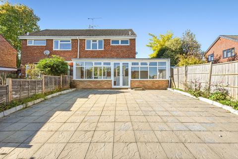 4 bedroom semi-detached house to rent, Greenfields Avenue, Alton