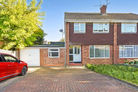 4 bedroom semi-detached house to rent, Greenfields Avenue, Alton