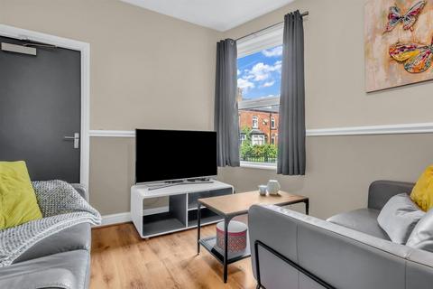 4 bedroom flat to rent, FLAT 2, 207 HYDE PARK ROAD