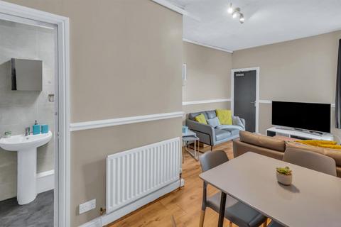 4 bedroom flat to rent, FLAT 2, 207 HYDE PARK ROAD